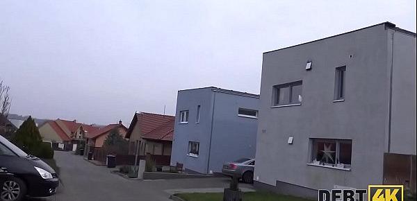 DEBT4k. Die arbeitslose Brünette hat Schulden, deshalb zieht sie sich aus